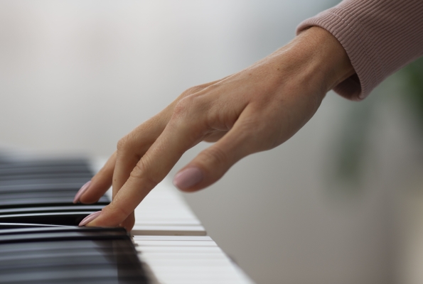 0001_side-view-hand-playing-piano-min_1729668208-c6de613616457d02e4a1f22cdf86abcb.jpg